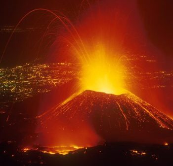 etna-eruzione-2001-sullo-sfondo-la-citta-di-catania-5811